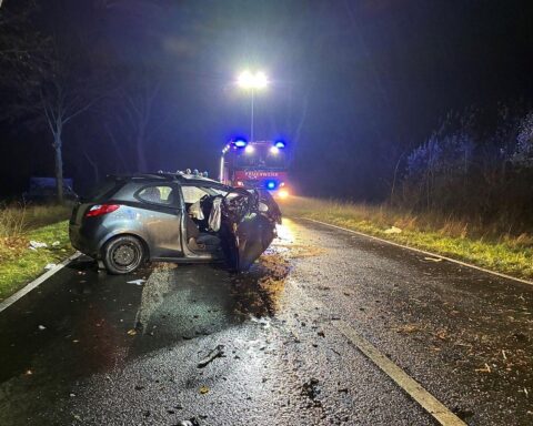 Unfallfahrzeug auf Landstraße, Feuerwehr sichert Unfallstelle, lebensgefährlich verletzter Fahrer, nächtliche Einsatzszene.