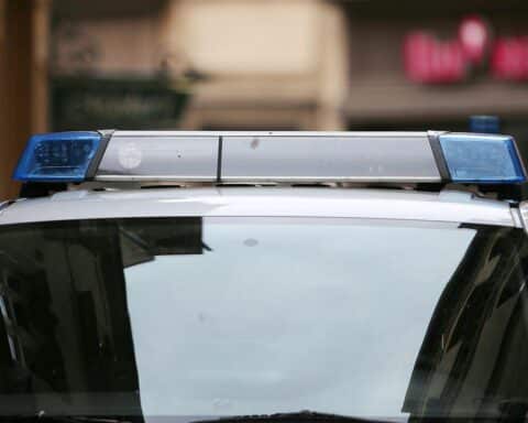 Unfallstelle mit beschädigtem BMW und LKW, Polizei und Rettungsdienste im Einsatz.