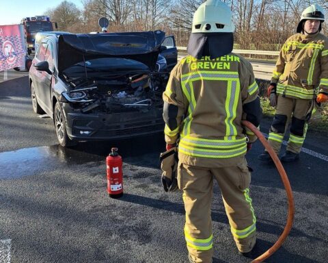 Unfall auf A1: mehrere beschädigte Fahrzeuge, Polizei und Feuerwehr sind im Einsatz.