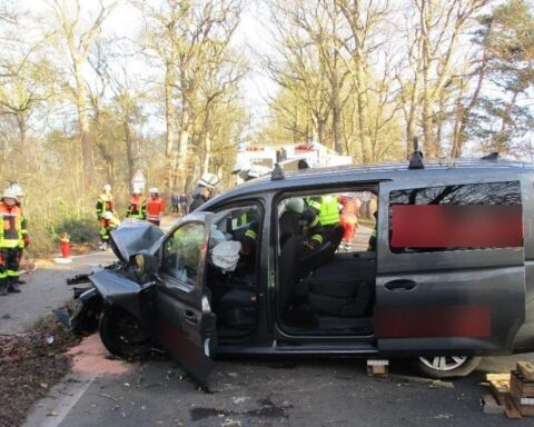 Schwerer Verkehrsunfall: VW Caddy prallt gegen Baum, zwei Personen schwer verletzt.