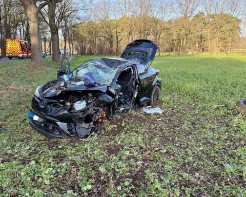 Verkehrsunfall mit schwer verletzter Person, Feuerwehr im Einsatz, Fahrzeug gegen Baum, Rettungsmaßnahmen.