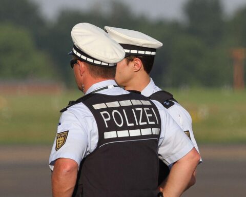 Polizeibeamte am Unfallort, während ein Fußgänger lebensbedrohliche Verletzungen erlitten hat.