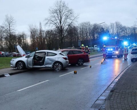 Drei beschädigte Autos an Unfallstelle, Polizei ermittelt. Schwer verletzter Fahrer wird ins Krankenhaus gebracht.