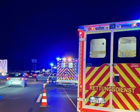 Verkehrsunfall auf Autobahn 1: mehrere Fahrzeuge, Rettungskräfte im Einsatz, Verletzte werden versorgt.