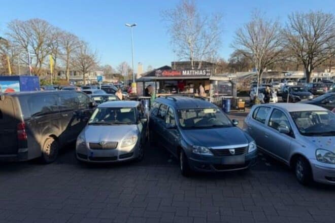 Senior verliert Kontrolle über Auto und verletzt zwei Fußgänger in Rotenburg