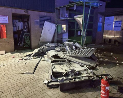 Snackautomat nach Explosion zerstört, Polizei sucht Zeugen des Vorfalls in Scheeßel.