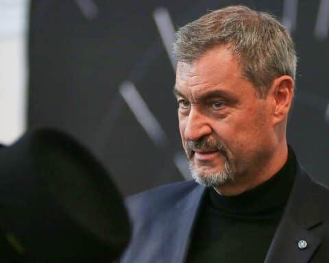 Markus Söder, CSU-Chef, äußert sich kritisch zur Wehrpflicht bei Ukraine-Einsatz.