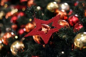 Weihnachtsschmuck und Gemeinschaft, um Einsamkeit während der Feiertage zu bekämpfen.
