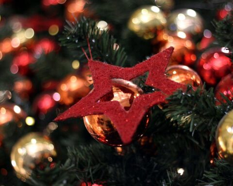 Weihnachtsschmuck und Gemeinschaft, um Einsamkeit während der Feiertage zu bekämpfen.