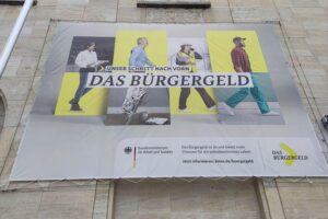 Frau diskutiert Bürgergeld-Reform, Sorgen um soziale Sicherheit, Kritik an Sanktionen und Mitwirkungspflichten.