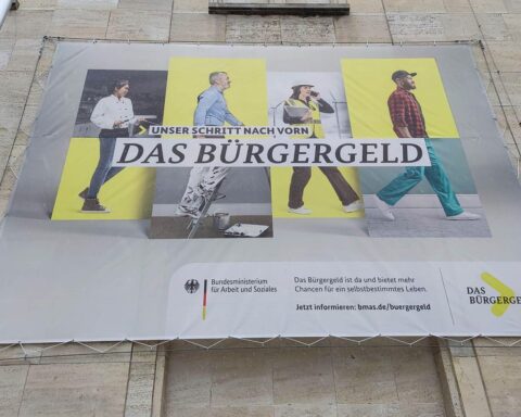 Frau diskutiert Bürgergeld-Reform, Sorgen um soziale Sicherheit, Kritik an Sanktionen und Mitwirkungspflichten.