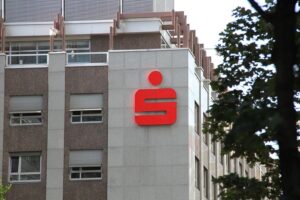 Sparkasse-App mit Aktien, ETFs und Krypto-Kauf direkt zugänglich für Kunden ab 2026.