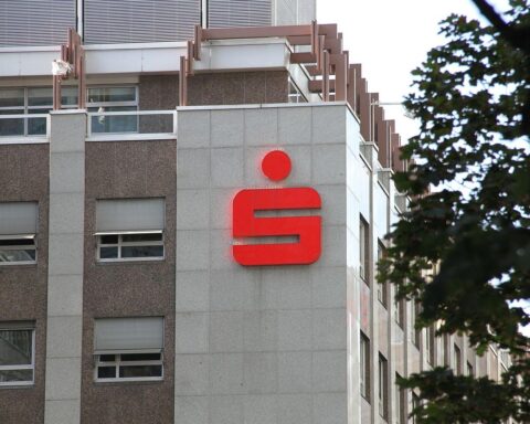 Sparkasse-App mit Aktien, ETFs und Krypto-Kauf direkt zugänglich für Kunden ab 2026.