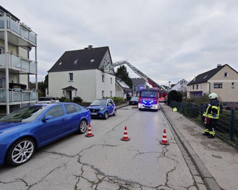 Feuerwehr rettet Patienten mit Drehleiter aus Wohnhaus, enge Treppe, Sprockhövel.