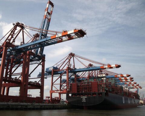 Containerschiff auf hoher See symbolisiert den verhaltenen Exportausblick der deutschen Wirtschaft.