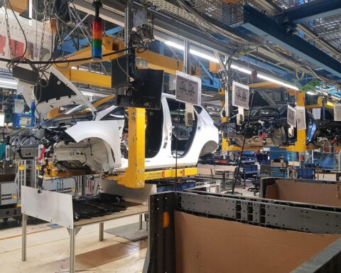 Illustration der pessimistischen Stimmung in der deutschen Wirtschaft mit Grafiken und Industriearbeitsplätzen.