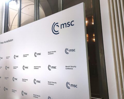 Marie-Agnes Strack-Zimmermann kritisiert AfD-Teilnahme an Münchner Sicherheitskonferenz, warnt vor Risiken.