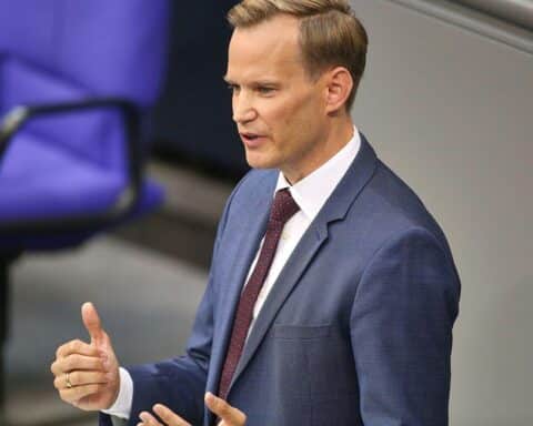 Hendrik Streeck diskutiert Gleichbehandlung von gesetzlich und privat versicherten Patienten im Gesundheitswesen.