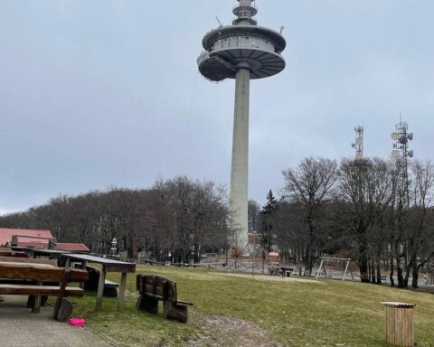 Baugerüst am Fernmeldeturm Hoherodskopf: Sturm beschädigt, Alutrittplatten gefallen, Sicherheitsmaßnahmen getroffen.