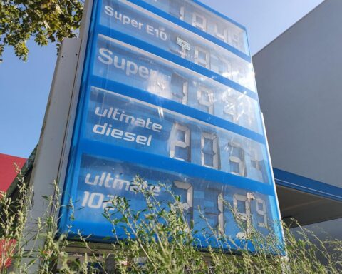 Preissenkungen bei Kraftstoffen: Tankstelle mit günstigen Preisen für Super E10 und Diesel.