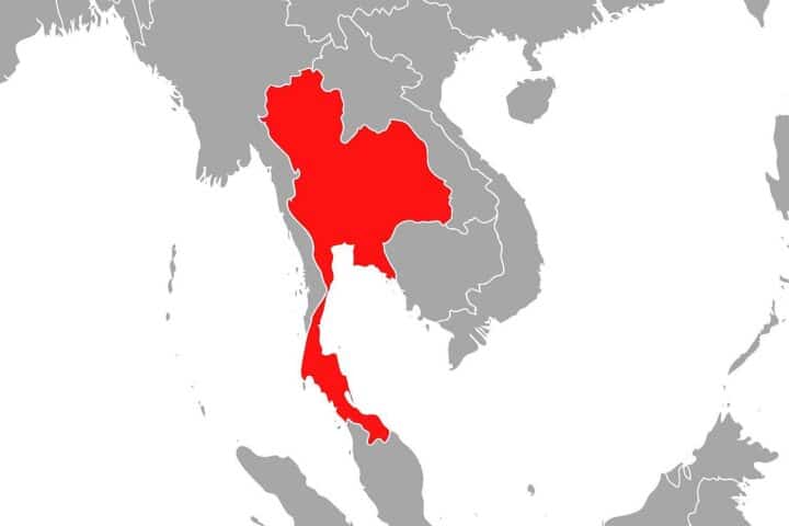Luftangriffe zwischen Thailand und Kambodscha zeigen Konflikt und geopolitische Spannungen an der Grenze.