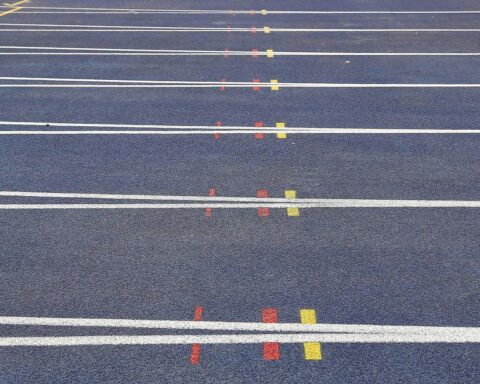 Tartanbahn mit Sportler, symbolisiert Thüringer Sportförderung und Ehrenamtsengagement für 2026/2027.