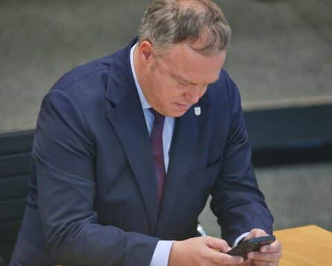 Mario Voigt diskutiert Klarnamenpflicht: Verantwortung im Internet für mehr demokratischen Schutz.