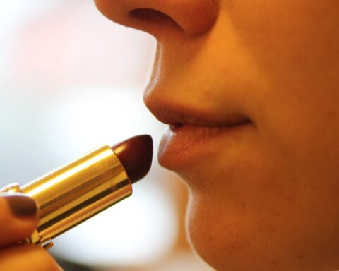 Lippenstift und Kosmetikprodukte, Symbol für L’Oréal und Tierversuchsdebatte in China.