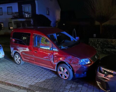 Schrecklicher Verkehrsunfall in Edenkoben mit mehreren Fahrzeugen und einer tödlichen Verletzten Person.