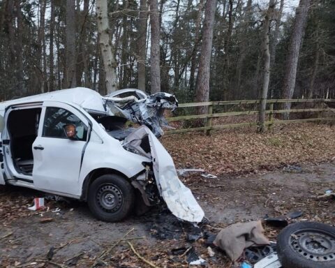 Verunfallter PKW gegen Baum, Feuerwehr im Einsatz, sicheres Absperren der Unfallstelle.