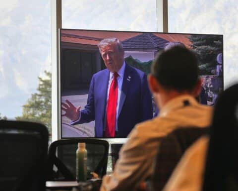 Donald Trump feiert Erfolge in Weihnachtsbotschaft, kritisiert linke Opposition und betont nationale Stärke.