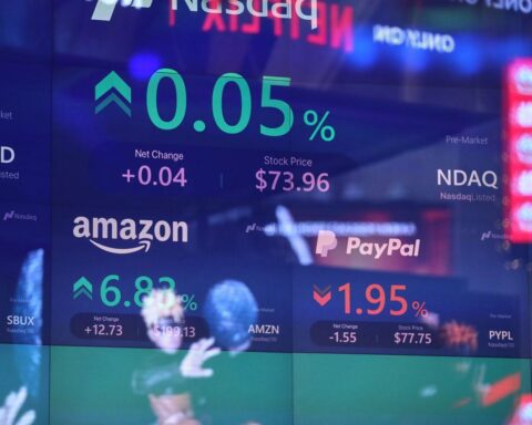 Börsenkurse von Amazon und Paypal an der Nasdaq, symbolisieren Amerikas wirtschaftliche Dominanz.