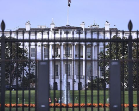 Das US-Justizministerium veröffentlicht Epstein-Akten, Kongress fordert vollständige Transparenz.