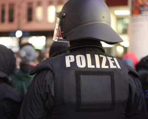 Proteste gegen AfD-Jugendorganisation in Gießen, verletzte Polizisten und gewaltbereite Teilnehmer.