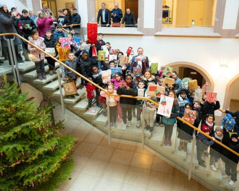 Strahlende Kinderaugen, Geschenke, festliche Atmosphäre, Oberbürgermeister Ansbacher, Weihnachtsbaum im Rathaus.