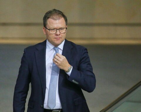 Carsten Schneider spricht zur REACH-Verordnung, betont Industrieinteressen und Umweltschutz.