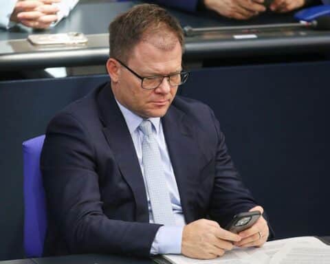 Carsten Schneider äußert Bedenken zur Kennzeichnungspflicht für gentechnisch veränderte Lebensmittel in der EU.