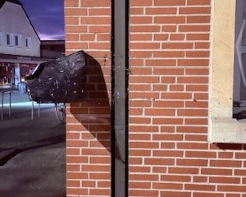 Beschädigtes Parkplatzschild für Polizeiwagen am Rathaus in Bad Laer, Polizei sucht Zeugen.