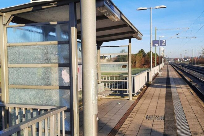 Unbekannte beschädigen Wetterschutzhäuser und Fahrkartenautomat in Rheinzabern