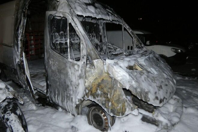Unbekannte zünden in Hagen mehrere Fahrzeuge an