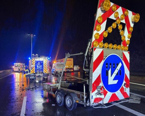 Autobahnunfall: Pkw mit Baustellenanhänger kollidiert, Feuerwehr und Rettungsdienst im Einsatz.