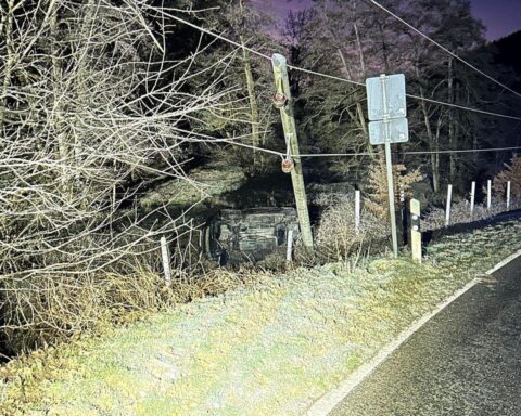 Ein überschlagener Toyota neben einem umgestürzten Strommast im Elmsteiner Tal.