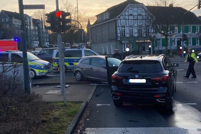 Unfall mit Streifenwagen in Hückeswagener Innenstadt