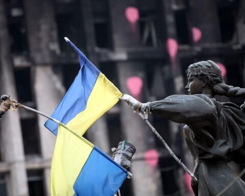 Ukrainische Flagge mit Symbolik für Frieden und Verhandlungen zwischen Ukraine und Russland.