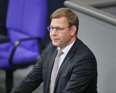 Thomas Erndl diskutiert europäische Verteidigungsprojekte und alternative Flugzeugentwicklungen – Brüssel, Politik.