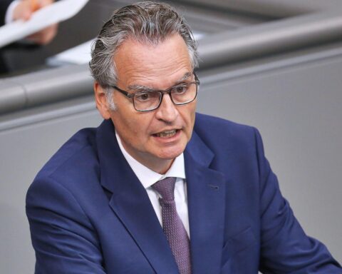 Günter Krings warnt vor gesellschaftlicher Fragmentierung und betont die Bedeutung gemeinschaftlicher Werte.