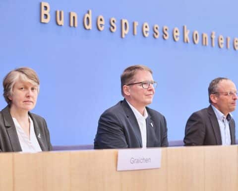 Umweltverbände diskutieren über rechtliche Schritte gegen das Infrastruktur-Zukunftsgesetz in Berlin.