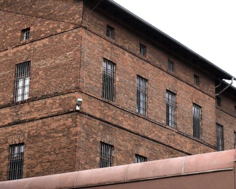 Tatverdächtiger im Gefängnis, nach Brandstiftung gefasst, Polizei ermittelt, Haftbefehl erlassen.