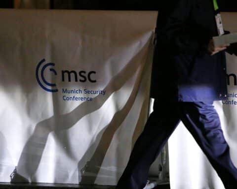 Politiker kritisieren AfD-Einladung zur Münchner Sicherheitskonferenz als gefährliches Signal für Demokratie.