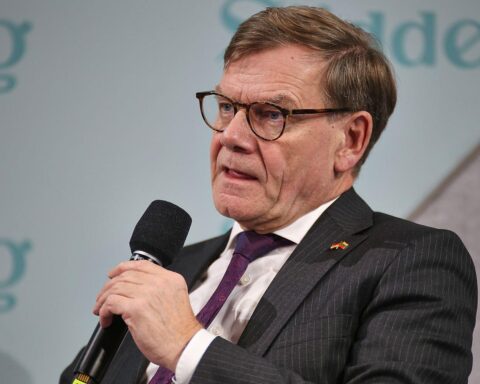 Johann Wadephul spricht über Ukraine-Verhandlungen und internationale Zusammenarbeit bei NATO-Meeting.